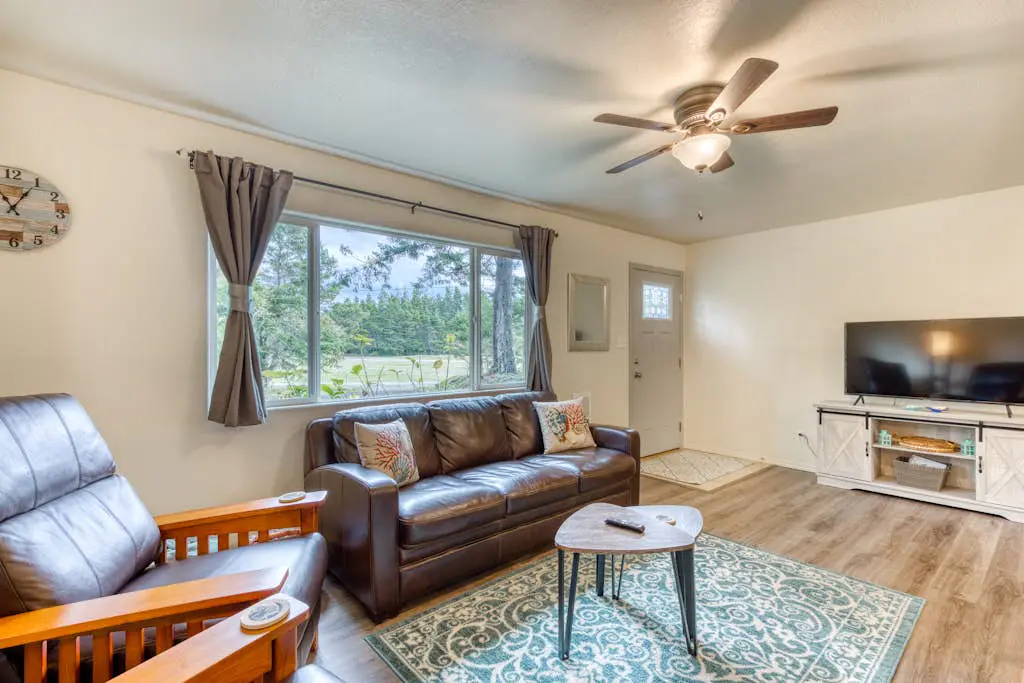 Single-level, dog-friendly home w/ private fenced-in yard & easy beach access
