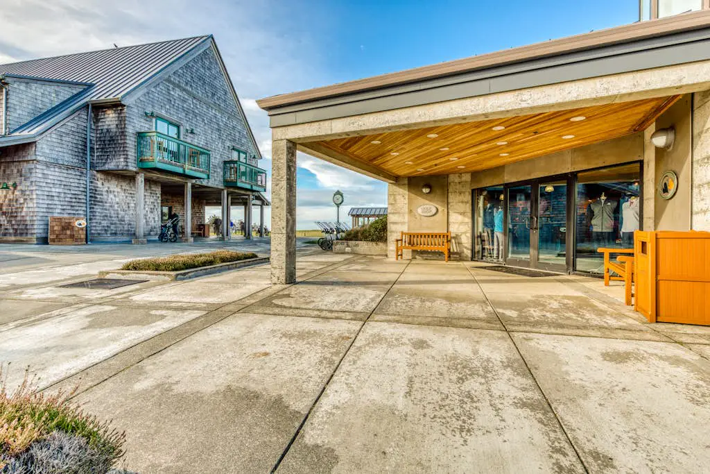 Single-level, dog-friendly home w/ private fenced-in yard & easy beach access