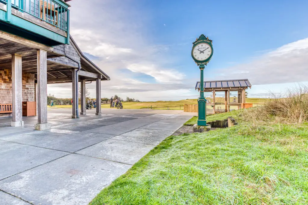 Single-level, dog-friendly home w/ private fenced-in yard & easy beach access