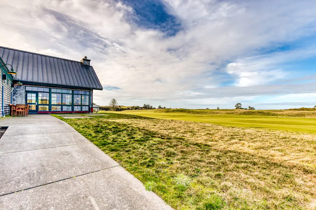 Single-level, dog-friendly home w/ private fenced-in yard & easy beach access