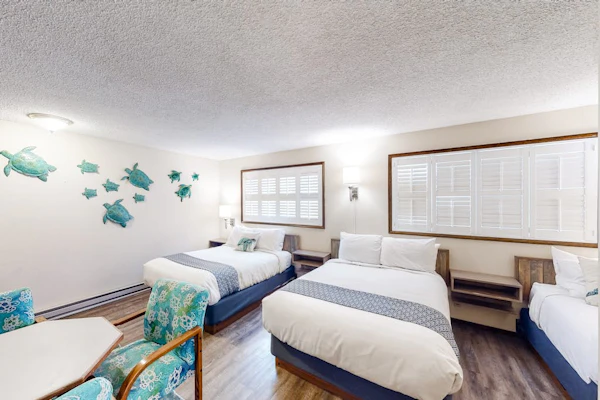 Retro-chic room near beach with fast WiFI - walk to downtown shops & eateries