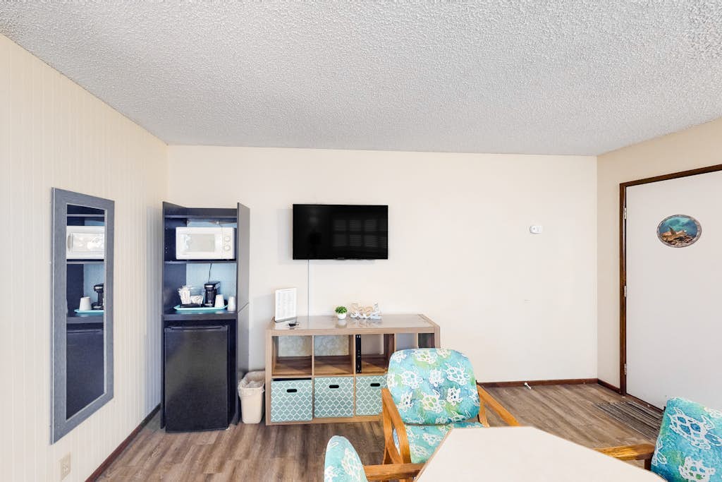 Retro-chic room near beach with fast WiFI - walk to downtown shops & eateries