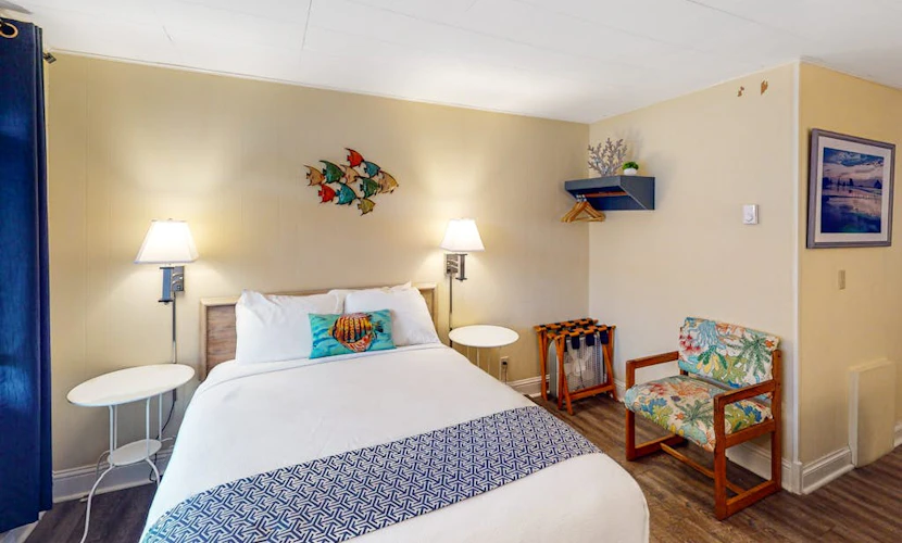 Retro beach room with fast WiFI - walk to downtown shops & restaurants
