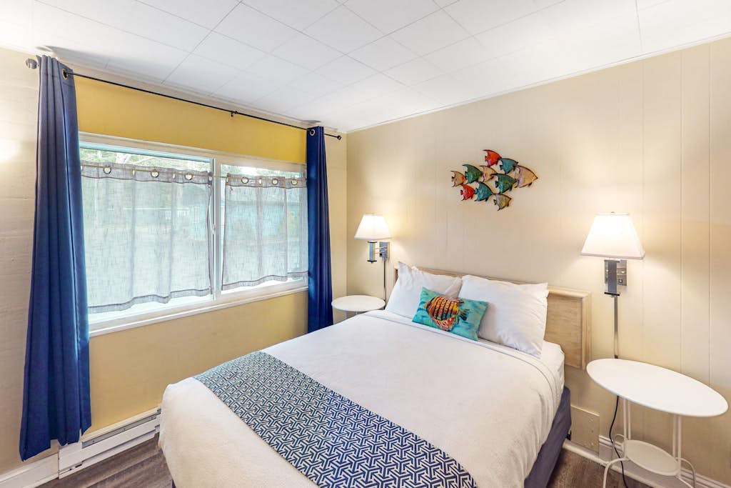 Retro beach room with fast WiFI - walk to downtown shops & restaurants