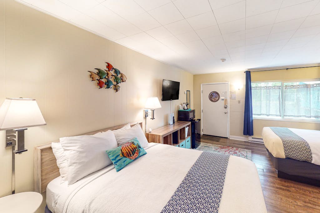 Retro beach room with fast WiFI - walk to downtown shops & restaurants