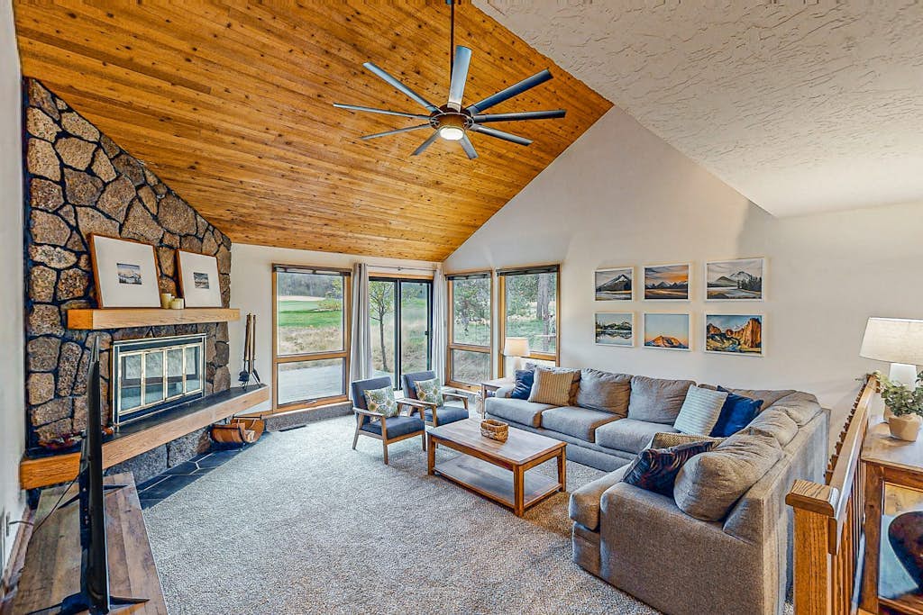 Cozy home on the golf course with SHARC amenity passes, BBQ, WiFi,