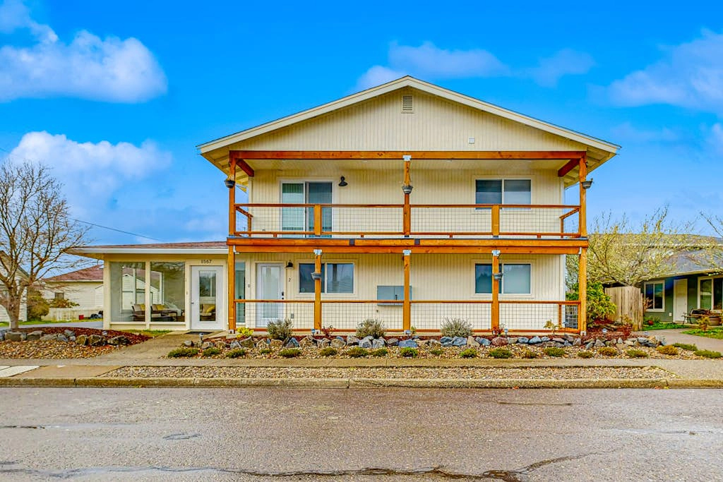 Spacious multi-unit coastal getaway, close to the river and downtown, with WiFi