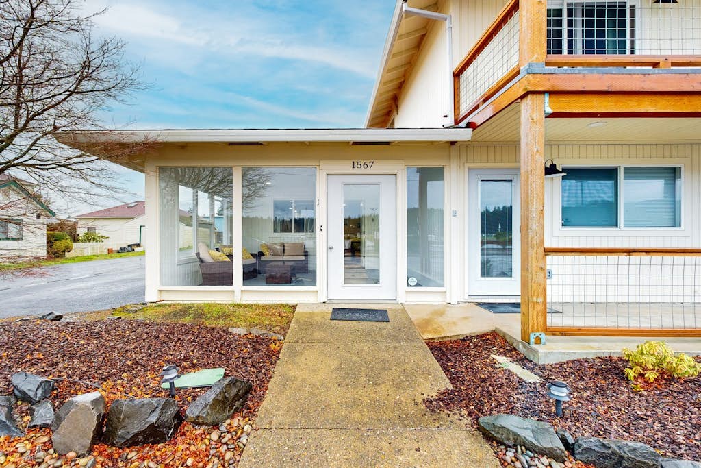 Spacious multi-unit coastal getaway, close to the river and downtown, with WiFi