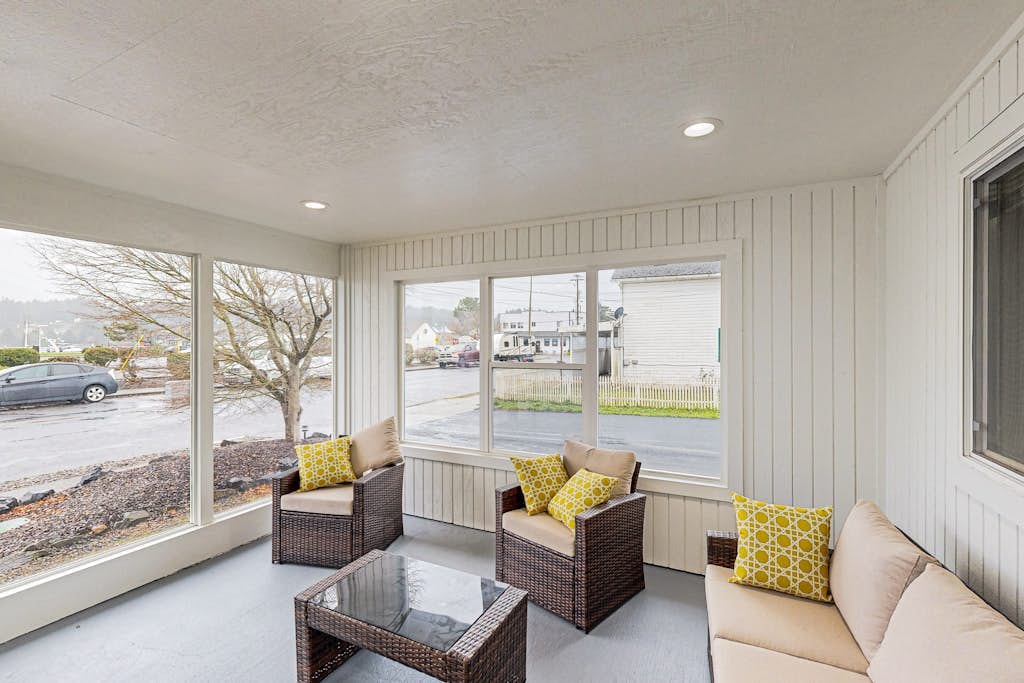 Spacious multi-unit coastal getaway, close to the river and downtown, with WiFi