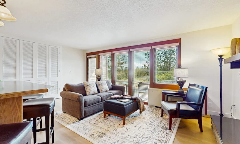 Cozy condo with shared pool, hot tub, sauna, fitness room, washer and dryer