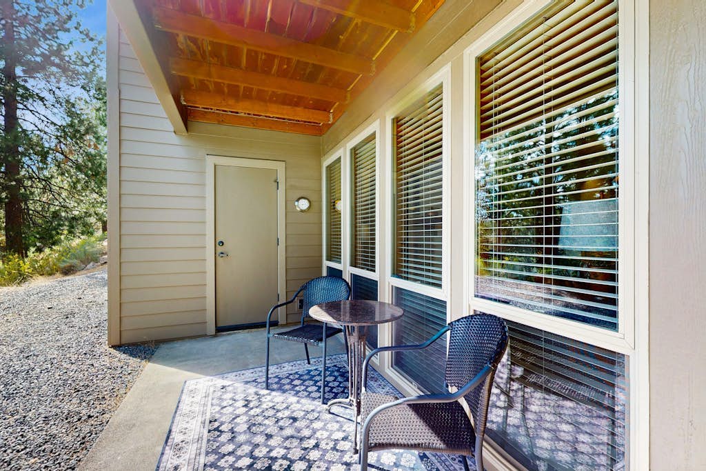 Cozy condo with shared pool, hot tub, sauna, fitness room, washer and dryer