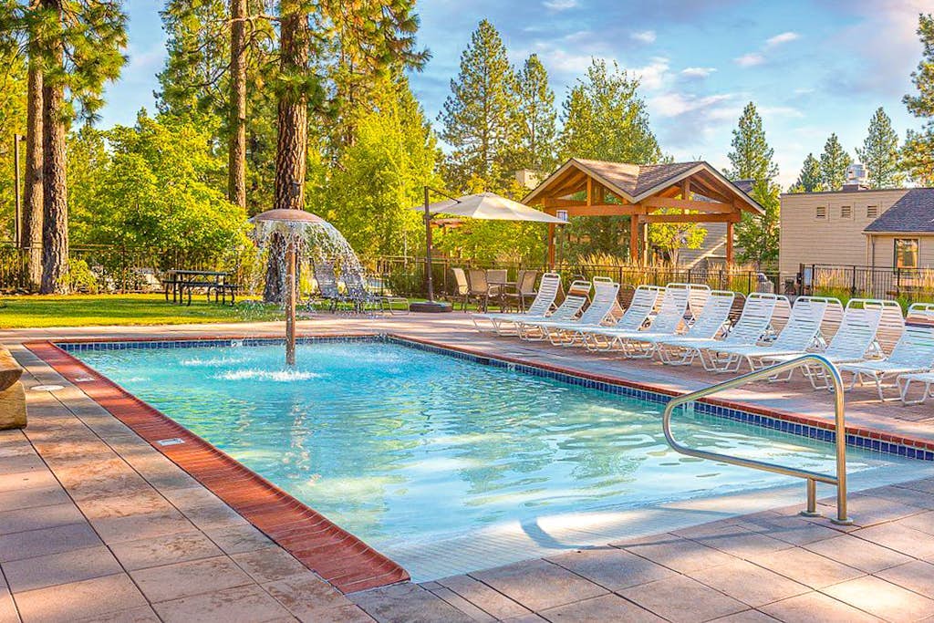 Cozy condo with shared pool, hot tub, sauna, fitness room, washer and dryer