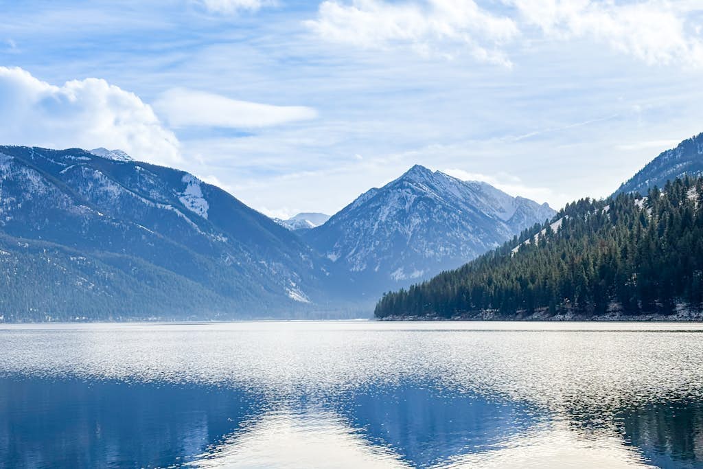 Dog-friendly home with lake views and access, fireplace, full kitchen & WIFI