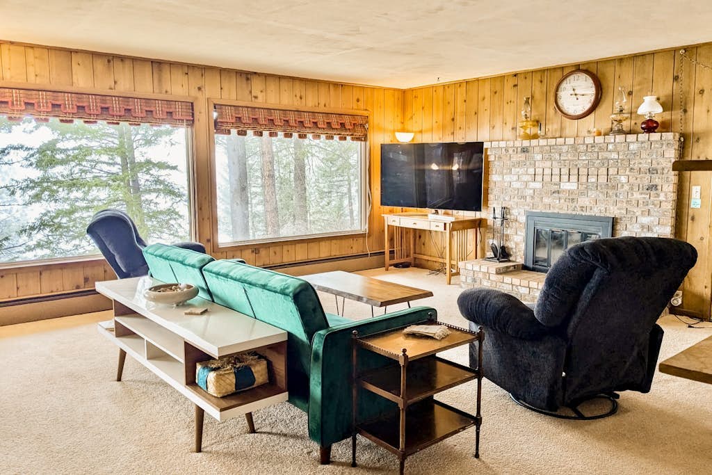 Dog-friendly home with lake views and access, fireplace, full kitchen & WIFI