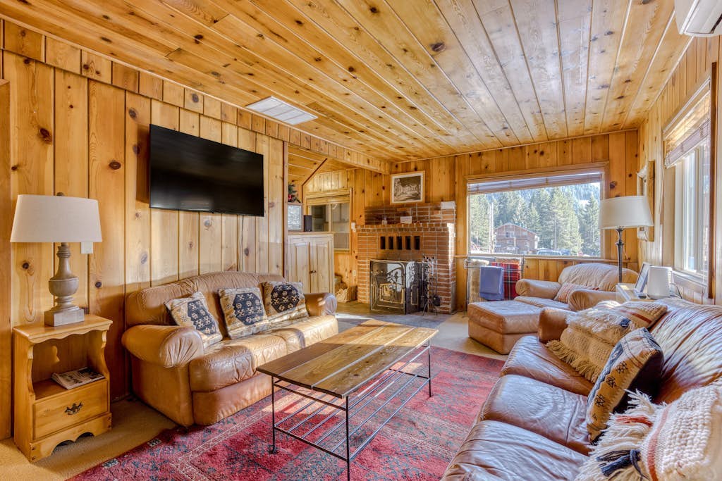 Cozy pine interior home in the heart of Government Camp