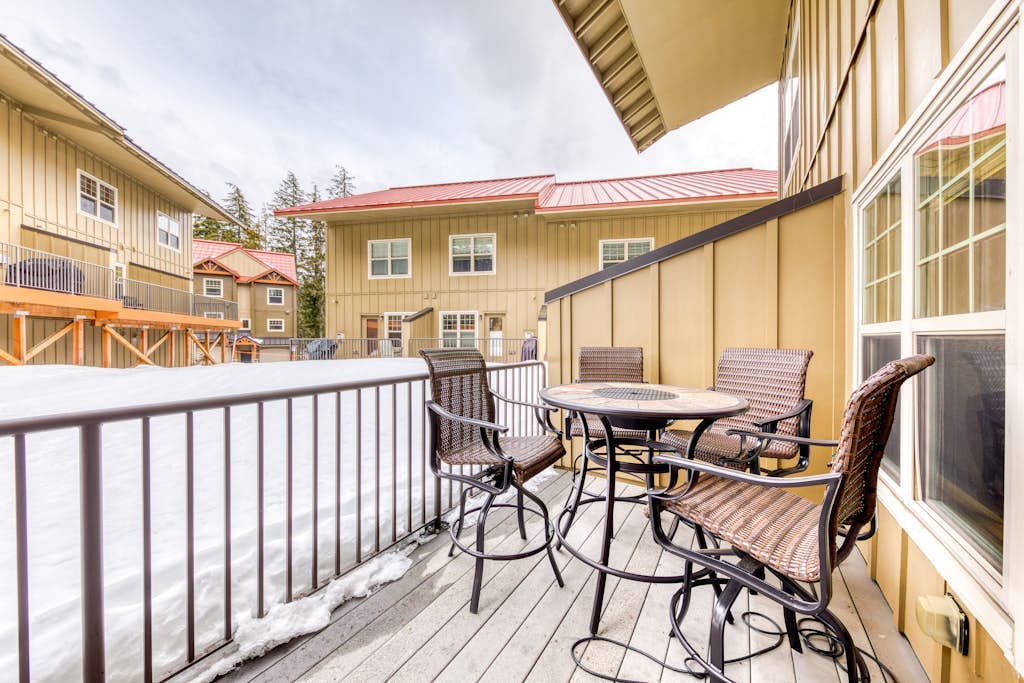Beautifully updated Mt. Hood condo with pool/hot tub & easy access to skiing