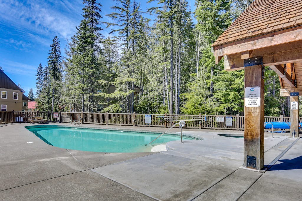 Beautifully updated Mt. Hood condo with pool/hot tub & easy access to skiing
