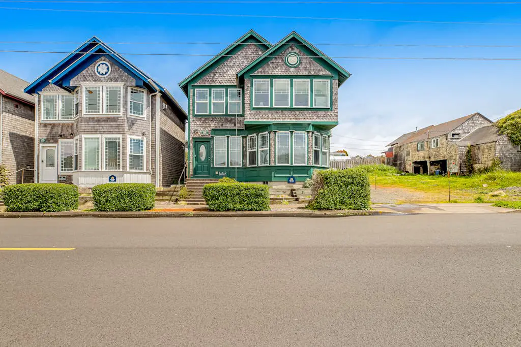Side-by-side ocean-view homes with hot tubs & fireplaces - 1 block to beach