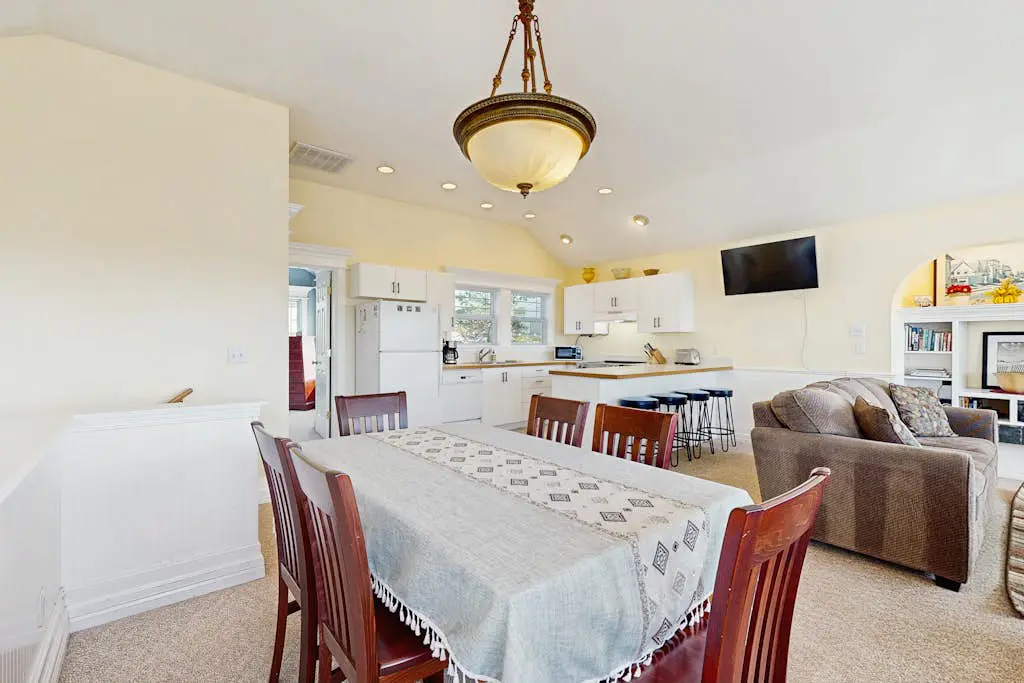 Side-by-side ocean-view homes with hot tubs & fireplaces - 1 block to beach