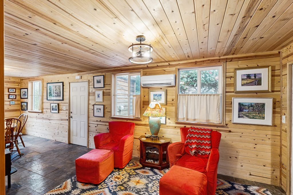 Quiet, Dog-Friendly Cabin Close to the Beach with WiFi and Tons of Character