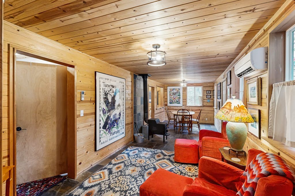 Quiet, Dog-Friendly Cabin Close to the Beach with WiFi and Tons of Character