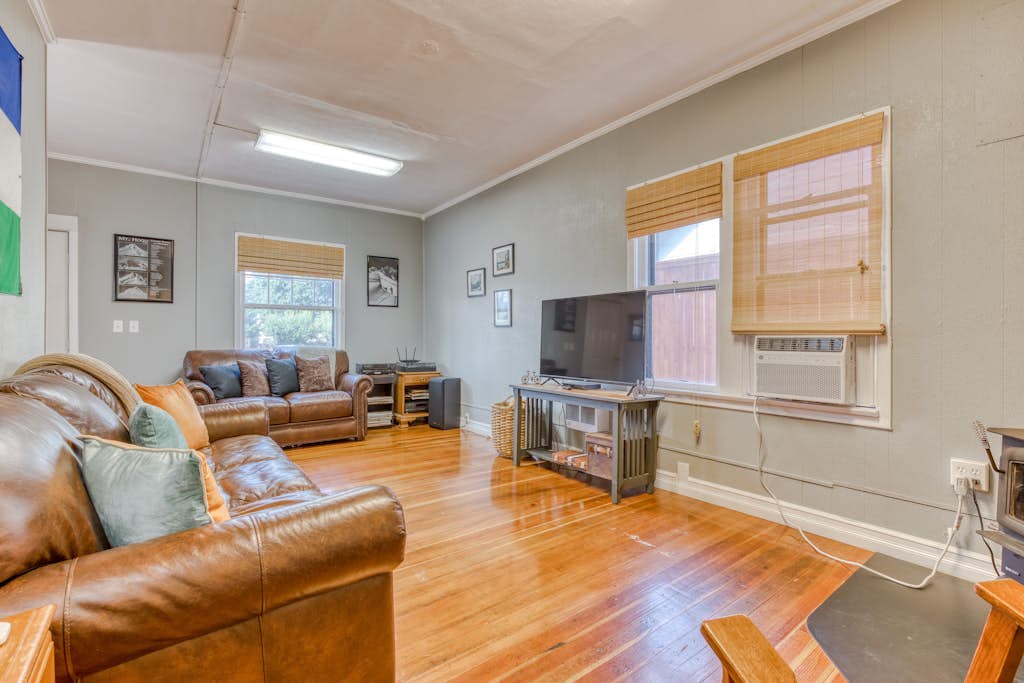 Two-story, mountain view getaway with wood stove, BBQ & fast WiFi