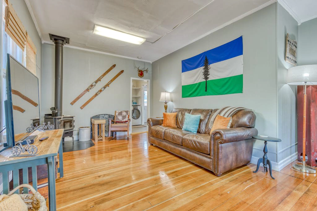 Two-story, mountain view getaway with wood stove, BBQ & fast WiFi