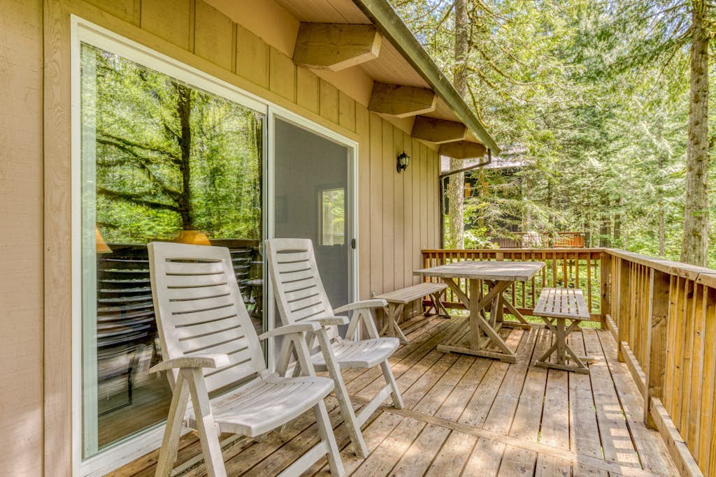 Serene Cottage on the River with Firepit, Deck, and Bunk Room