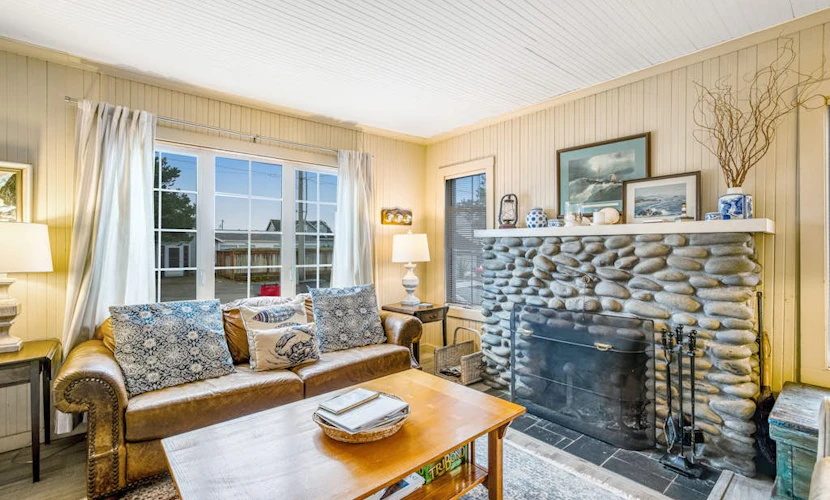 Charming dog-friendly cottage with sauna, easy beach access, deck & yard