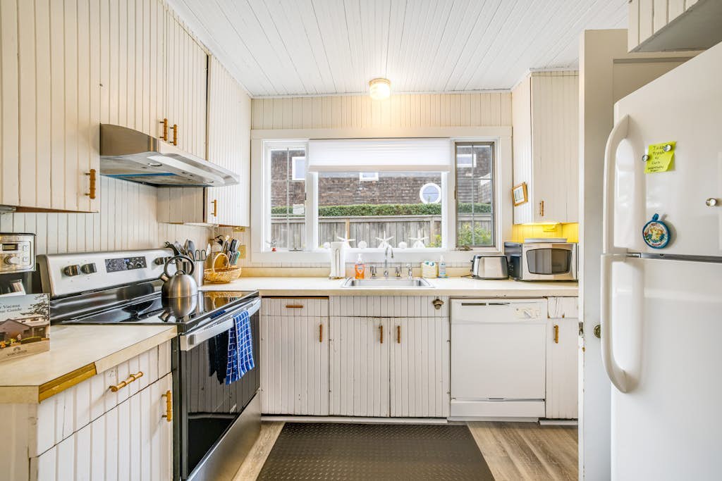 Charming dog-friendly cottage with sauna, easy beach access, deck & yard