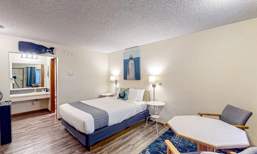 Retro beach hideaway with fast WiFI - walk to downtown attractions