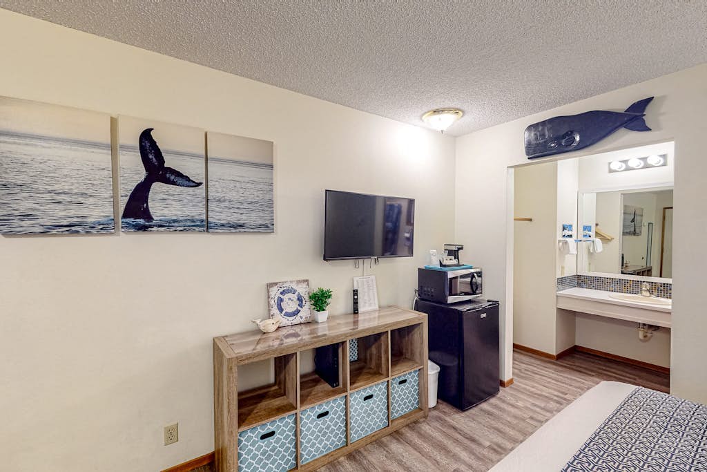 Retro beach hideaway with fast WiFI - walk to downtown attractions