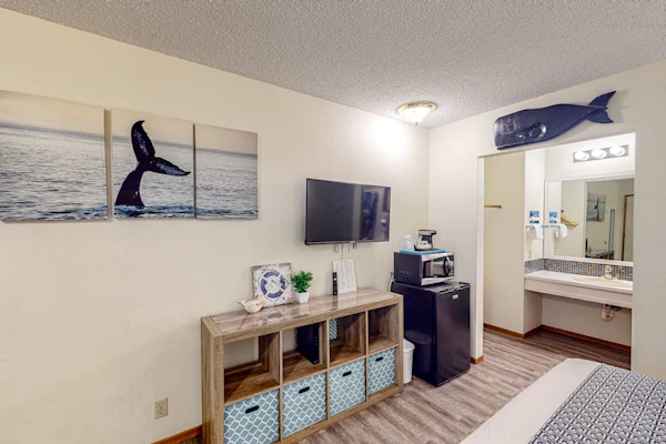 Retro beach hideaway with fast WiFI - walk to downtown attractions