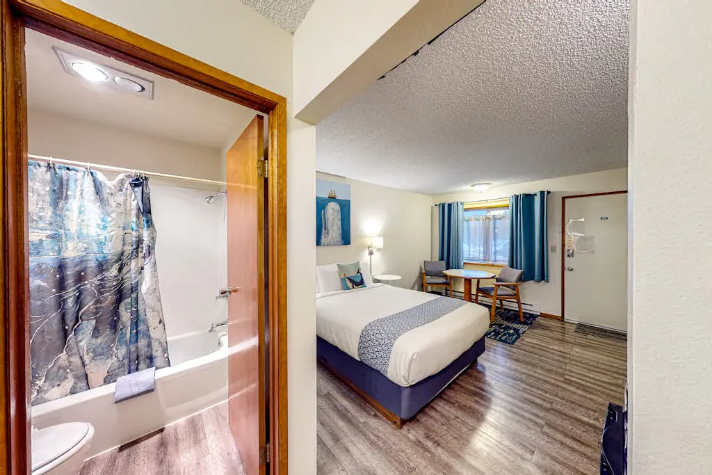 Lamplighter Inn - 102 Whale Retreat