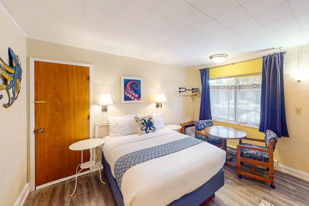 Retro getaway near beach with fast WiFI - walk to downtown shops & eateries