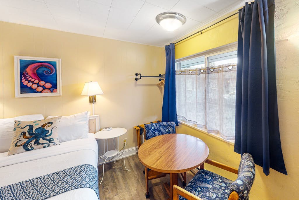 Retro getaway near beach with fast WiFI - walk to downtown shops & eateries