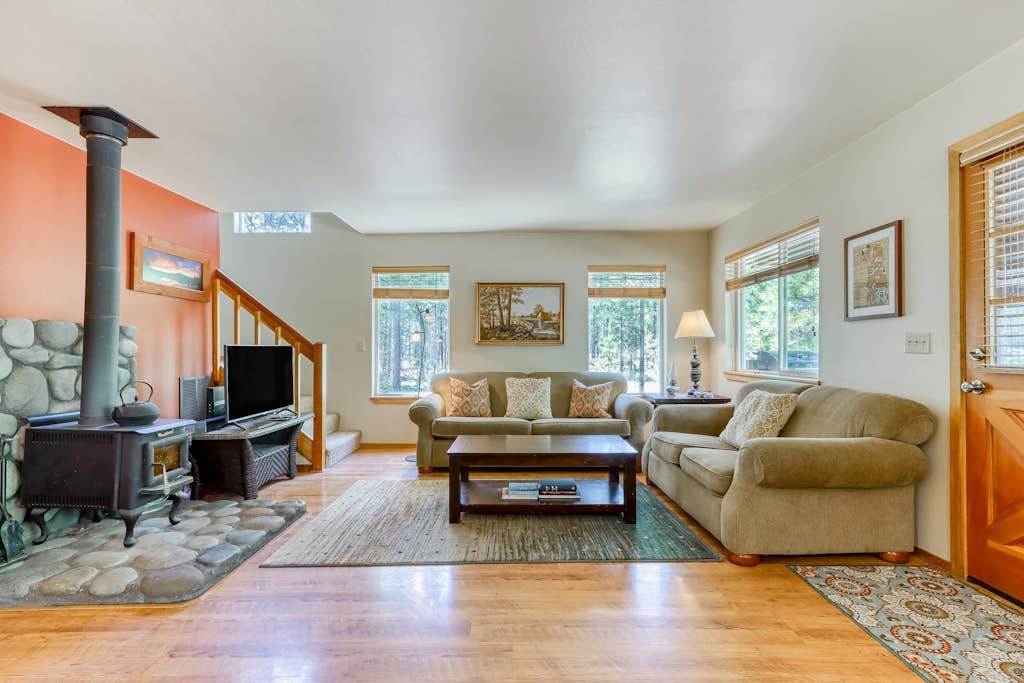 Dog-friendly lodge on 1 acre with deck & woodstove - walk to Deschutes River