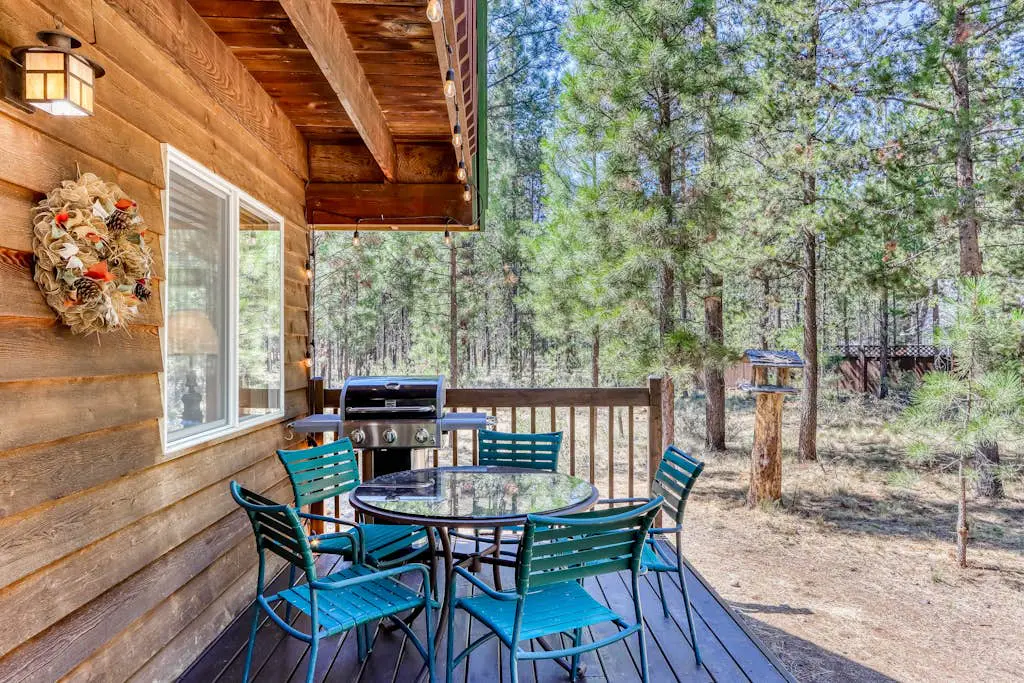 Dog-friendly lodge on 1 acre with deck & woodstove - walk to Deschutes River
