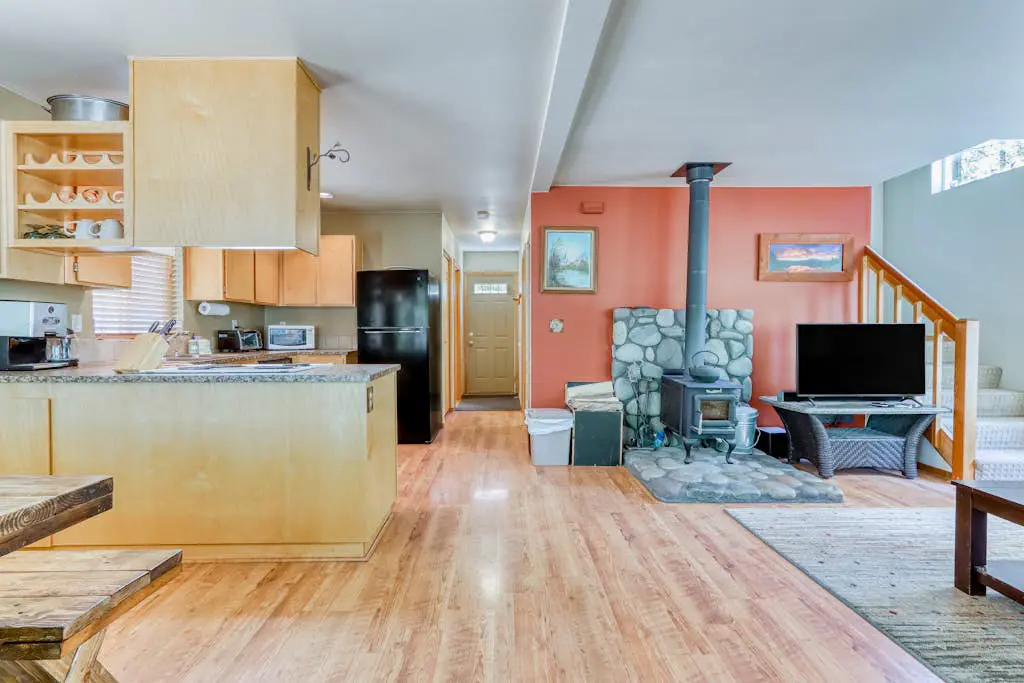 Dog-friendly lodge on 1 acre with deck & woodstove - walk to Deschutes River