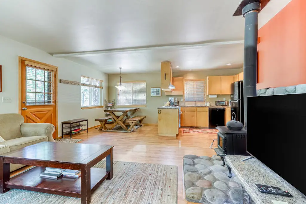 Dog-friendly lodge on 1 acre with deck & woodstove - walk to Deschutes River