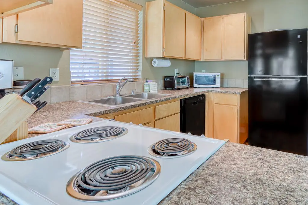 Dog-friendly lodge on 1 acre with deck & woodstove - walk to Deschutes River
