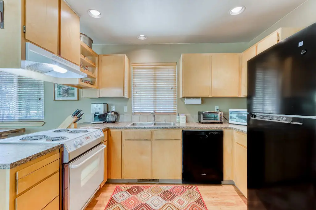 Dog-friendly lodge on 1 acre with deck & woodstove - walk to Deschutes River