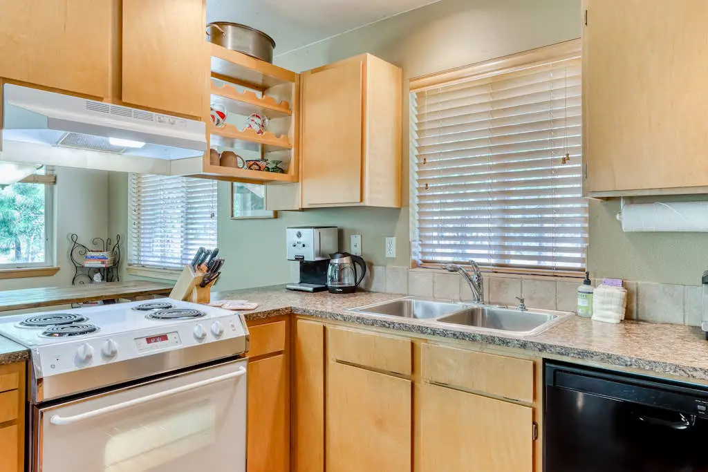 Dog-friendly lodge on 1 acre with deck & woodstove - walk to Deschutes River