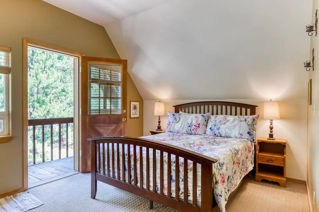 Dog-friendly lodge on 1 acre with deck & woodstove - walk to Deschutes River