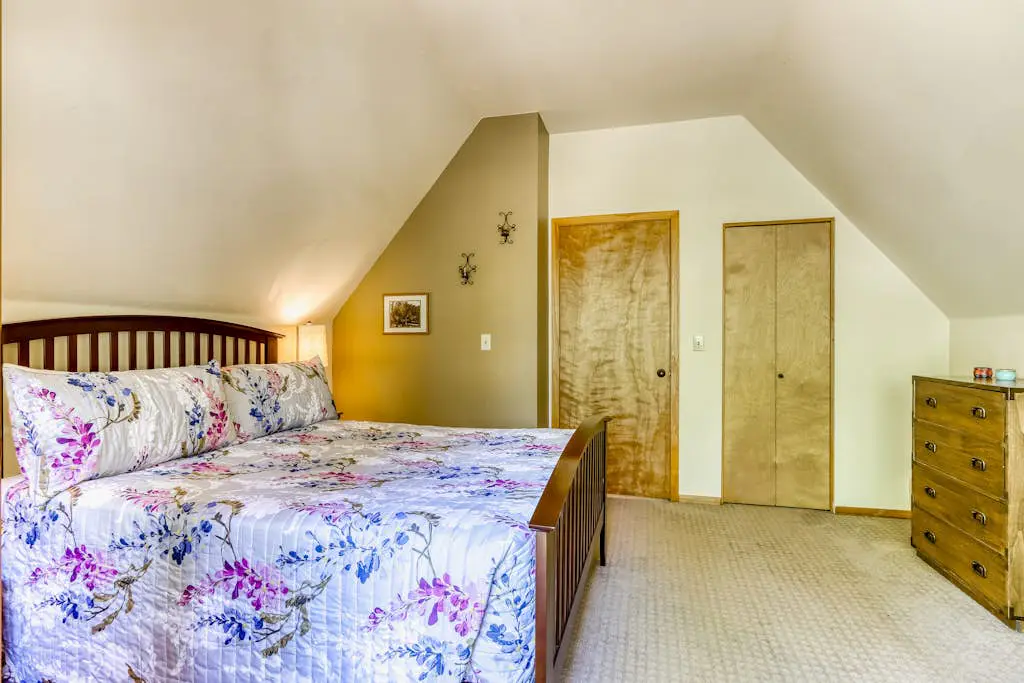 Dog-friendly lodge on 1 acre with deck & woodstove - walk to Deschutes River