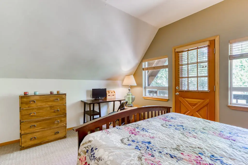 Dog-friendly lodge on 1 acre with deck & woodstove - walk to Deschutes River