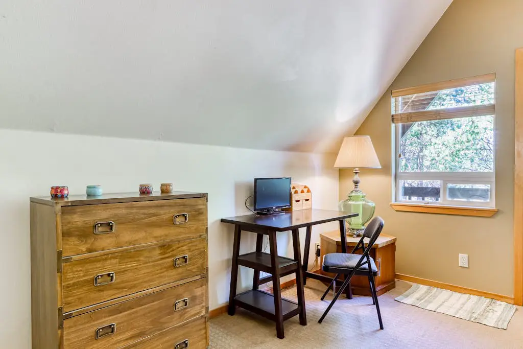 Dog-friendly lodge on 1 acre with deck & woodstove - walk to Deschutes River