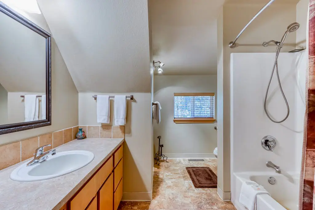 Dog-friendly lodge on 1 acre with deck & woodstove - walk to Deschutes River