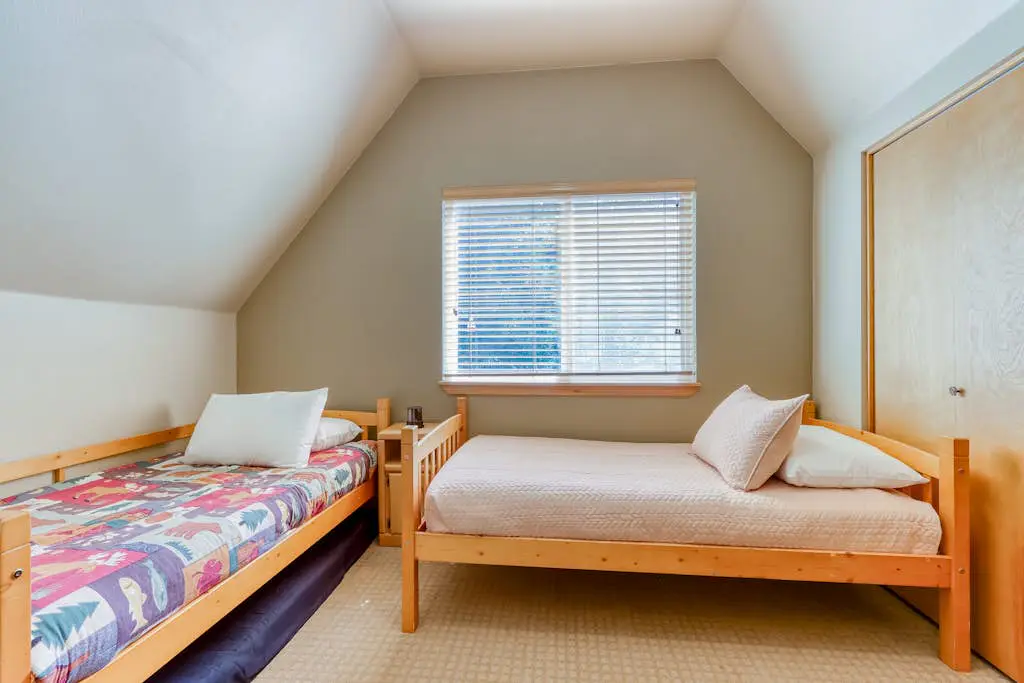Dog-friendly lodge on 1 acre with deck & woodstove - walk to Deschutes River