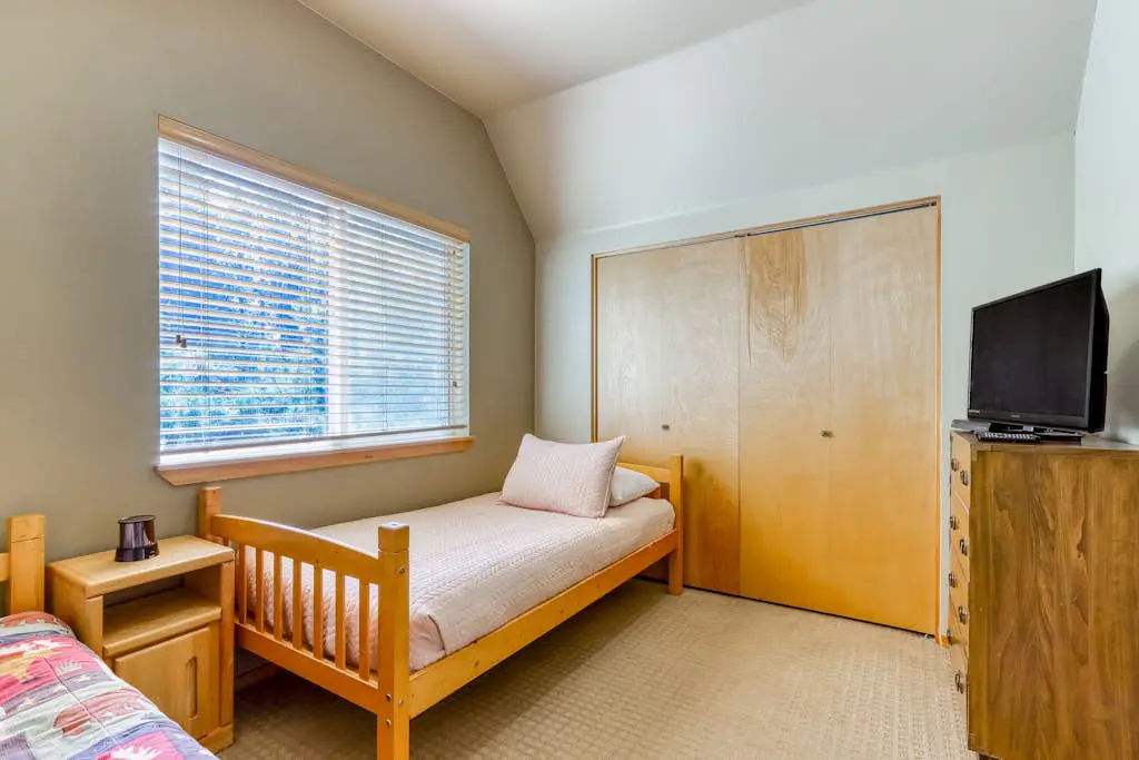 Dog-friendly lodge on 1 acre with deck & woodstove - walk to Deschutes River